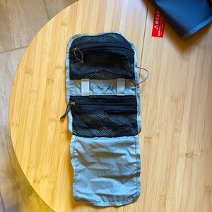 Minimalist Osprey toiletry bag